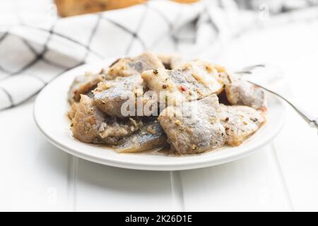 Gehackter marinierter Fisch. Gesalzener Hering Stockfoto