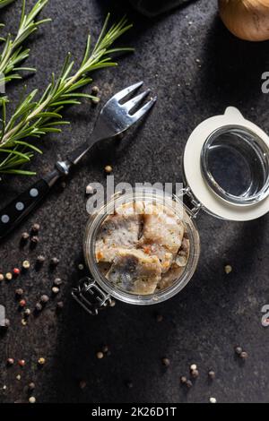 Gehackter marinierter Fisch. Gesalzener Hering Stockfoto