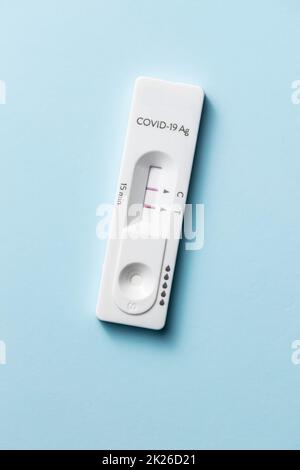 Positiver Covid-19-Antigen-Test. Coronavirus-Antigen-Schnelltest. Stockfoto