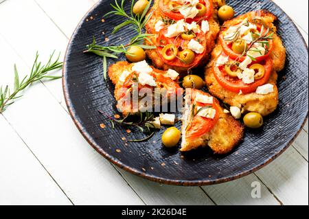 Schnitzel mit Oliven und Tomaten Stockfoto