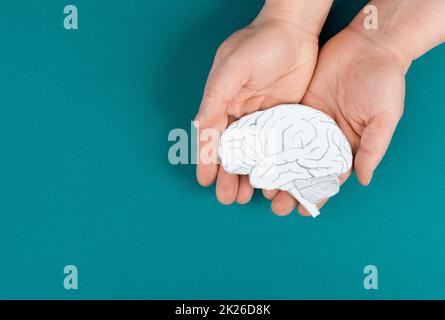 Ein Gehirn in den Händen halten, Parkinson-Krankheit, Alzheimer-Bewusstsein, psychische Störung, Demenz, psychologische Probleme Stockfoto