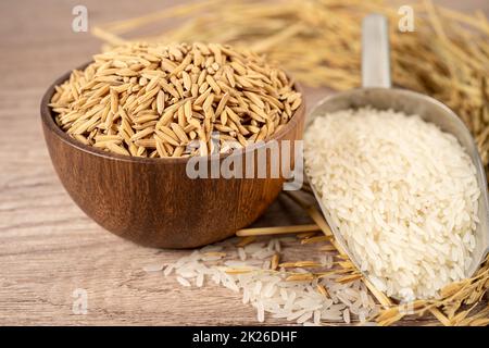 Jasmin weißer Reis in Holzschale mit Goldkorn aus Landwirtschaft. Stockfoto