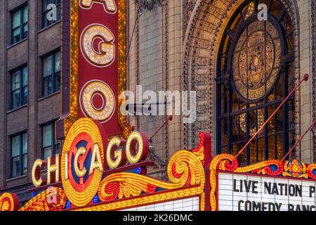 Ikonisches Neonzeichen des Chicago Theatre, Chicago, Illinois, USA Stockfoto