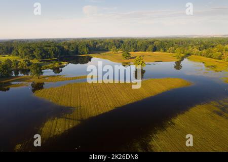 Wasser steht noch auf einer überfluteten Wiese von Drohne Stockfoto