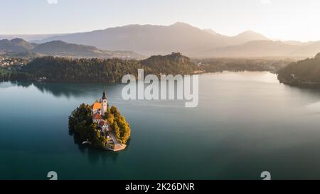 Historische Kirche auf der Insel inmitten des Bleder Sees Stockfoto