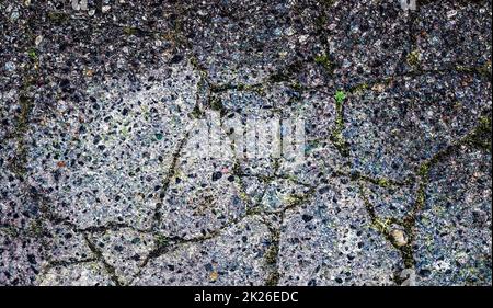 Detailansicht auf asphaltierten Oberflächen verschiedener Straßen und Straßen mit Rissen Stockfoto