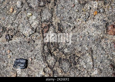 Detailansicht auf asphaltierten Oberflächen verschiedener Straßen und Straßen mit Rissen Stockfoto