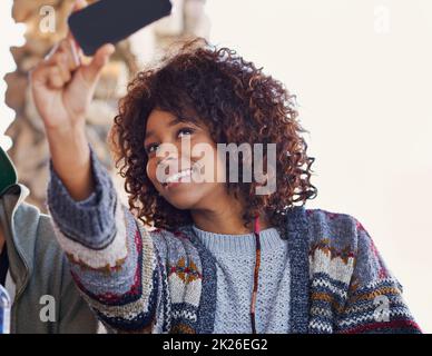 Neues Profilbild in der Entwicklung. Ein Student, der beim Mittagessen ein Selfie gemacht hat. Stockfoto