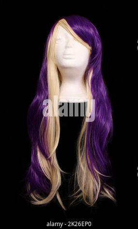 Lila und Blond Wig auf schwarzem Hintergrund Stockfoto