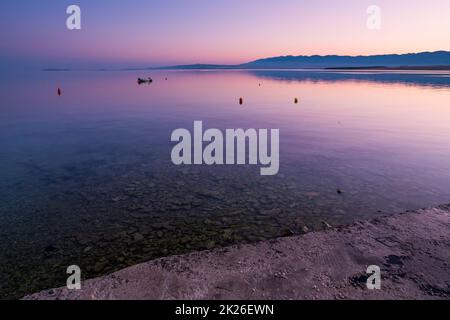 Dock, Kai auf der Insel Vir, Kroatien früh am Morgen Stockfoto