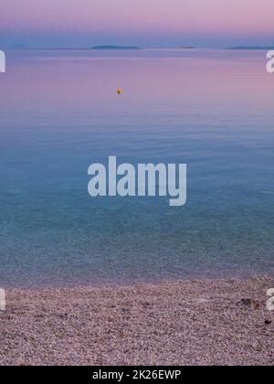 Strand- und Meerblick auf der Insel Vir, Kroatien früh am Morgen Stockfoto