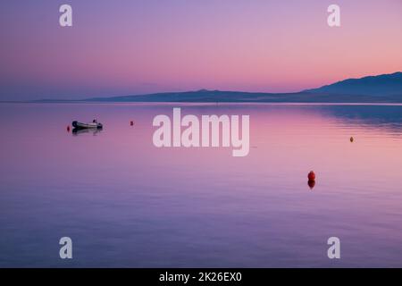 Meerblick auf der Insel Vir, Kroatien früh am Morgen Stockfoto