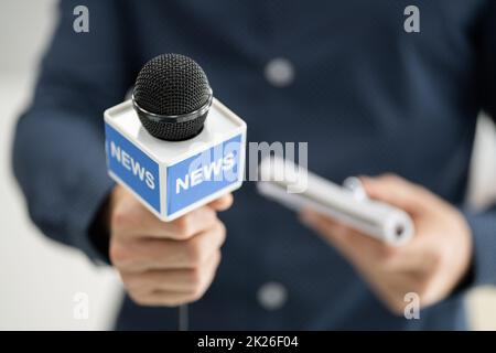 Journalistenbericht Interview. Neuer Broadcasting Reporter Stockfoto