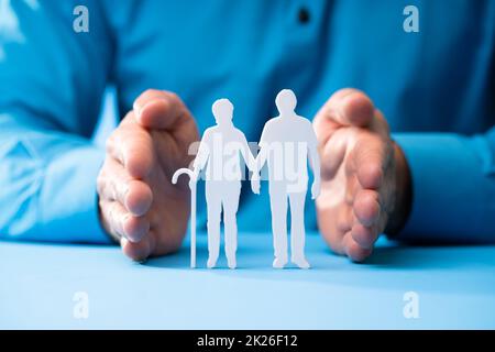 Handschutz Für Seniorenpaar-Cutout-Figuren Stockfoto