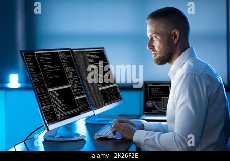 Computerprogrammierer Schreibt Programmcode Auf Den Computer Stockfoto