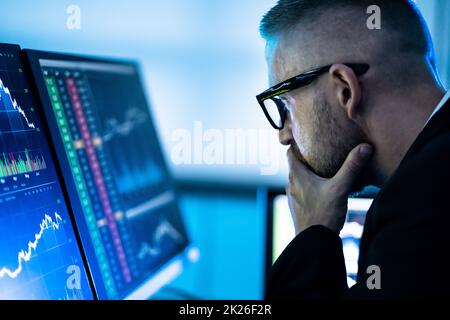 Daten Zu Finanziellen Verlusten. Geschäftsmann Mit Aktienverlust Stockfoto