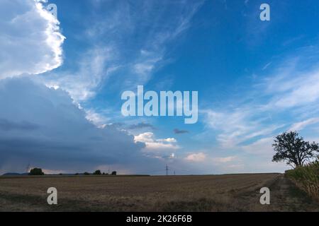 Große Sturmwolken über der Landschaft bauen sich auf und bringen Wind und heftigen Regen Stockfoto