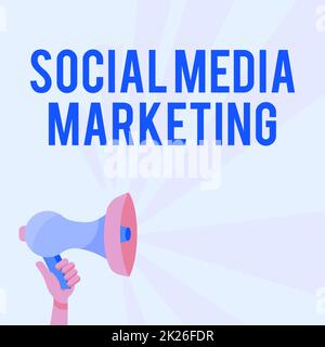 Handschrifttext Social-Media-Marketing. Business Showcase, das Verbindungen und Geschäftsfreigabe über das Internet zeigt Illustration von Hand Holding Megaphone mit Sun Ray Make Announcement. Stockfoto