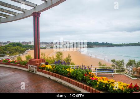 Piquio Gärten und Strand. El Sardinero, Santander, Spanien. Stockfoto