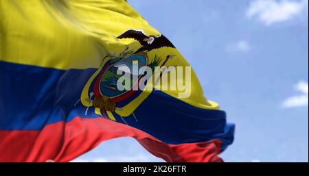 Detaillierte Nahaufnahme der Nationalflagge Ecuadors, die an einem klaren Tag im Wind winkt Stockfoto