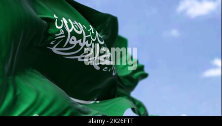 Detaillierte Nahaufnahme der Nationalflagge Saudi-Arabiens, die an einem klaren Tag im Wind winkt Stockfoto