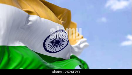 Detaillierte Nahaufnahme der Nationalflagge Indiens, die an einem klaren Tag im Wind winkt Stockfoto