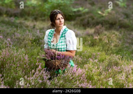 Natürliches Mädchen mit Dirndl in der Natur Stockfoto