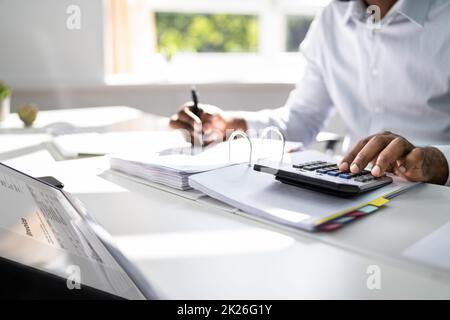 African Tax Accountant Ledger - Öffentliche Aufzeichnung Stockfoto