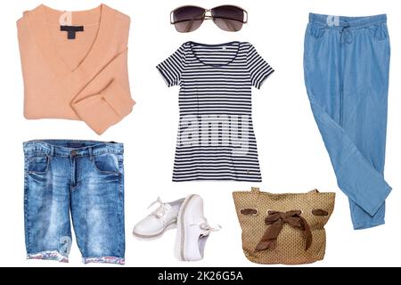 Collage-Frauenkleidung. Set aus stylischen und sportlichen, trendigen Jogginghosen, kurzen Jeans, einer Bluse oder einem Hemd, Pullover, Schuhen, einer Tasche und Accessoires, isoliert auf weißem Hintergrund. Aktuelle Modetrends. Stockfoto