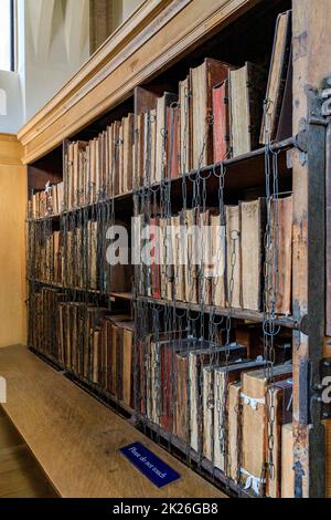 Die Chained Library aus dem 17.. Jahrhundert in der Hereford Cathedral ist das größte erhaltene Beispiel in Europa, Herefordshire, England, Großbritannien Stockfoto