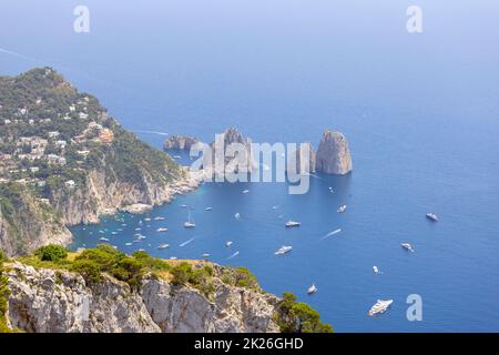 Faraglioni, attraktive Felsformation an der Küste, erodiert durch Wellen, Capri, Italien Stockfoto