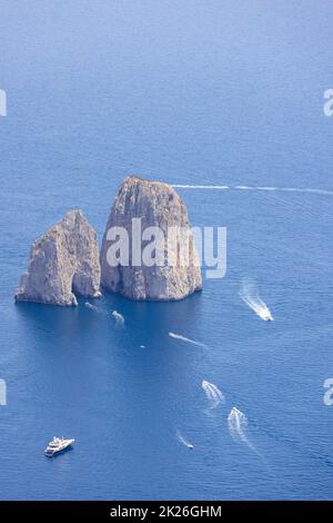 Faraglioni, attraktive Felsformation an der Küste, erodiert durch Wellen, Capri, Italien Stockfoto