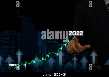 Geschäftsmann zeigt Pfeil Diagramm Unternehmen. Business Development für Erfolg und Wachstum 2021 bis 2022 Konzept Stockfoto