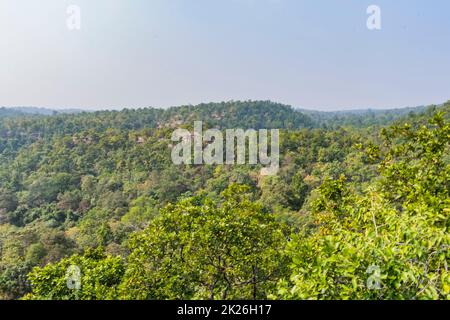 Ushakothi Tempel liegt oben auf einem Berg über etwa 200 Meter vom Boden entfernt. Dieser grüne Berg sieht toll aus mit vielen Bäumen Stockfoto