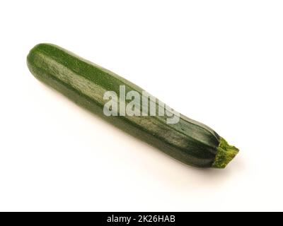 Eine Bio-Zucchini auf weißem Studiohintergrund Stockfoto