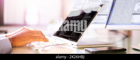 Afroamerikanischer Programmierer Man Coding Stockfoto