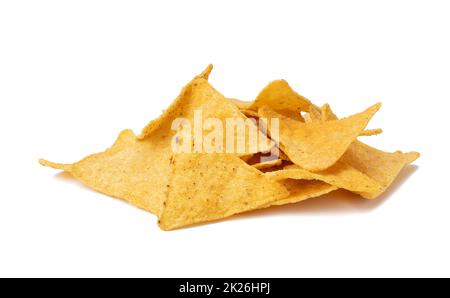 Ein Stapel Tortilla-Chips oder Nachos aus Mais, isoliert auf weißem Hintergrund Stockfoto