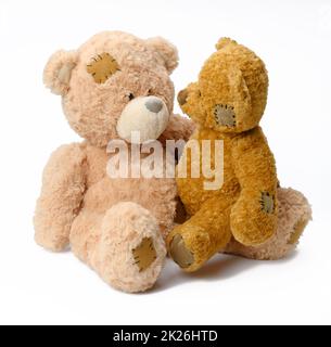 Zwei braune niedliche Teddybären auf weißem Hintergrund Stockfoto