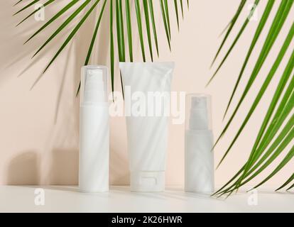 Flasche, leere weiße Plastikröhrchen für Kosmetika. Verpackung für Creme, Gel, Serum, Werbung und Produktwerbung, Mock-up Stockfoto