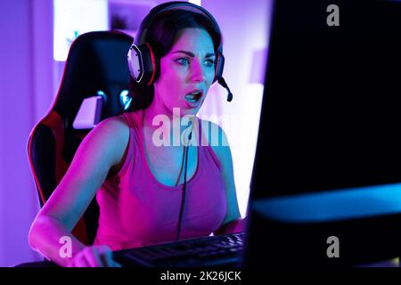 Sad Saufe Young Online-PC-Video-Gamer Stockfoto