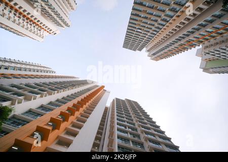 Blick auf die Wohngebäude von signapore in einem niedrigen Winkel vor blauem Himmel Stockfoto