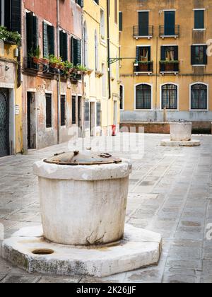 Kleiner Platz in Venedig ohne Menschen während der italienischen Sperrkrise COVID-19, Italien Stockfoto