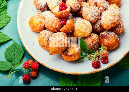 Käsebruch-Donuts mit Himbeeren Stockfoto