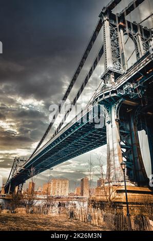 Manhattan Bridge in New York City, während eines bewölkten Tages, Blick von der niedrigen Seite links, vereinigte Staaten Stockfoto