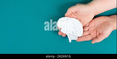 Halten eines Gehirns in den Händen, Parkinson-Krankheit, Alzheimer-Awardness, psychische Störung Demenz, psychologische Probleme, Zerebrale Venenthrombose Stockfoto