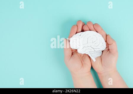 Halten eines Gehirns in den Händen, Parkinson-Krankheit, Alzheimer-Awardness, psychische Störung Demenz, psychologische Probleme, Zerebrale Venenthrombose Stockfoto
