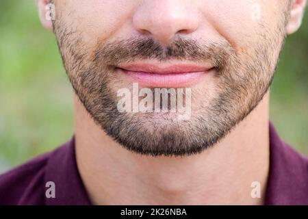 Bart im Gesicht eines jungen Mannes. Stockfoto