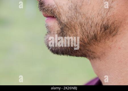 Ein Mann mit Bart. Bart im Gesicht eines jungen Mannes. Stockfoto