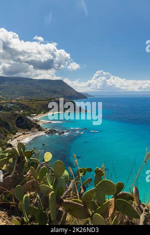 Felsklippe des Kaps Capo Vaticano, Tyrrhenisches Meer, Kalabrien, Süditalien Stockfoto