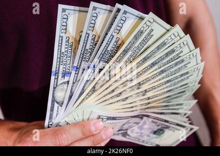 Ein Mann in der Hand hält die Dollar im Fächer. US-Dollar. Stockfoto